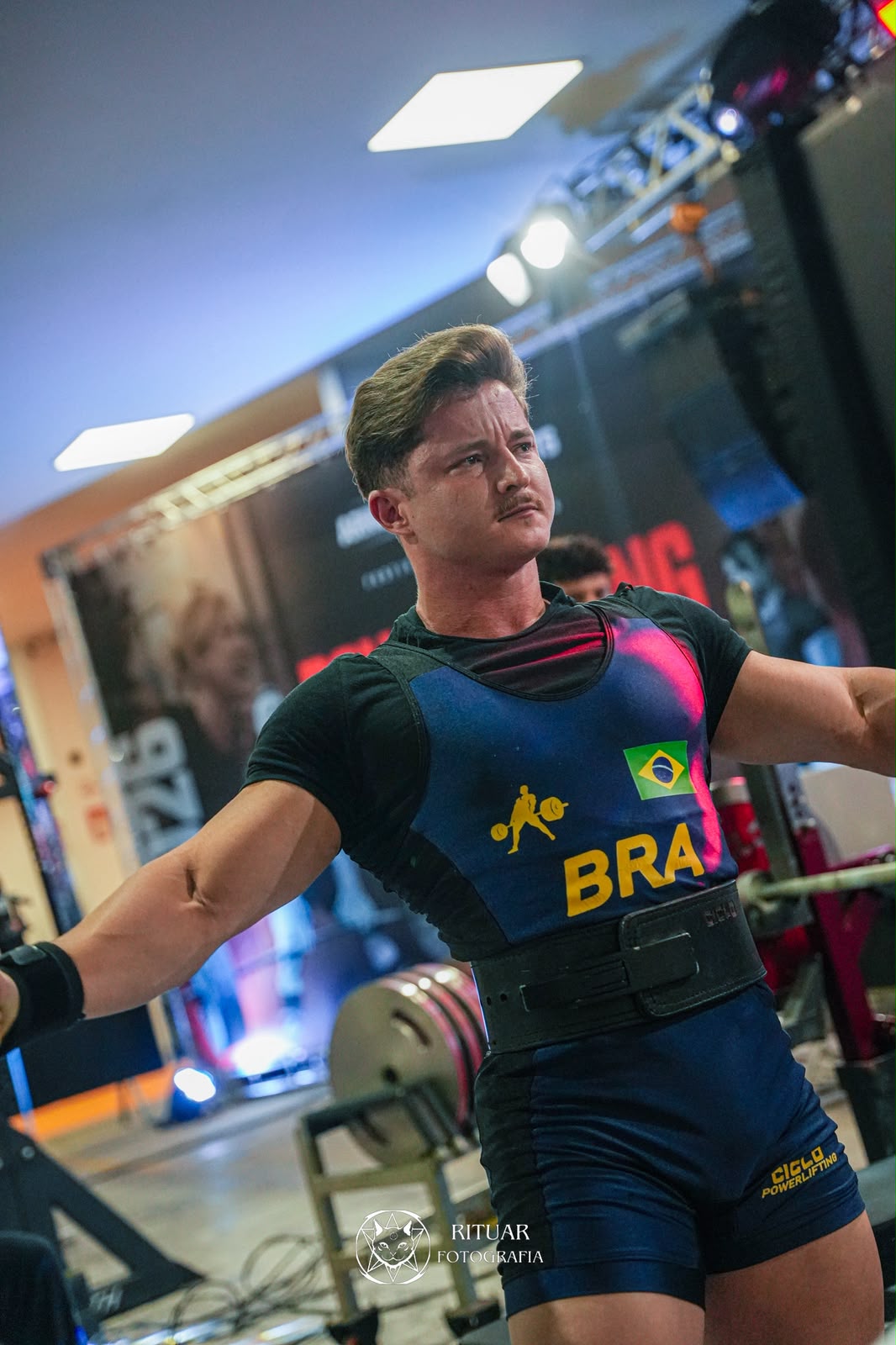 Ponin pronto para a competição com expressão determinada